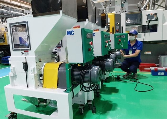 स्प्रूस एंड डिफेक्ट्स लो स्पीड प्लास्टिक ग्रेनुलेटर ग्राइंडर 2.2KW व्हाइट कलर OG-3LS