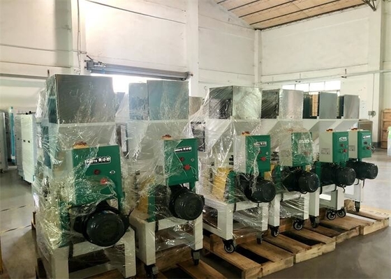 स्प्रूस एंड डिफेक्ट्स लो स्पीड प्लास्टिक ग्रेनुलेटर ग्राइंडर 2.2KW व्हाइट कलर OG-3LS