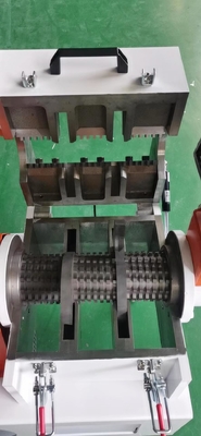 स्प्रूस एंड डिफेक्ट्स लो स्पीड प्लास्टिक ग्रेनुलेटर ग्राइंडर 2.2KW व्हाइट कलर OG-3LS