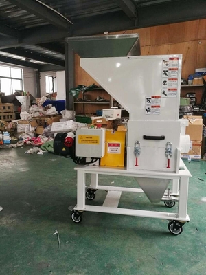 व्हाइट 1.5KW लो स्पीड प्लास्टिक ग्रेनुलेटर ग्राइंडर OG-1LS 20 Kg / H क्षमता