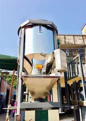 प्लास्टिक मिश्रण ड्रायर मिश्रण मशीन 3.75 -7.5KW मोटर चालित पेंच के साथ