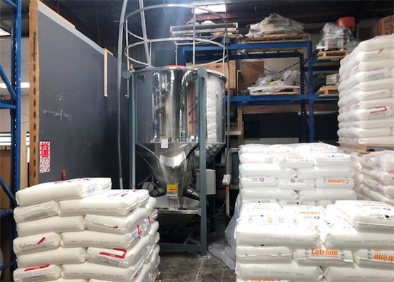ग्रे कार्यक्षेत्र प्लास्टिक Granules मिक्सर मशीन स्टेनलेस स्टील OVM-2000